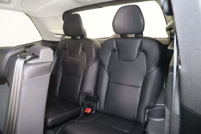 2022 Volvo XC90 T6 Momentum 7-Passenger