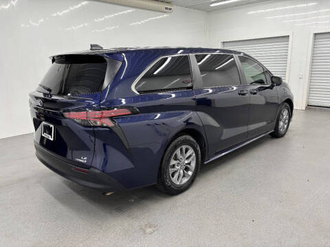 2022 Toyota Sienna LE 8-Passenger