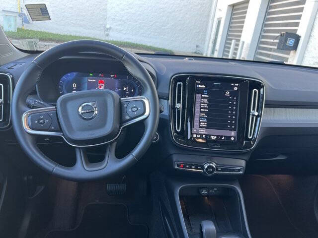 2025 Volvo XC40 B5 Core Bright Theme