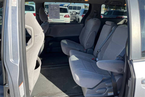 2017 Toyota Sienna LE 8-Passenger
