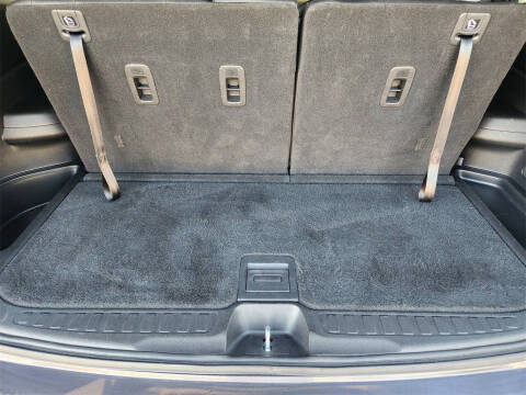 2022 Honda Pilot Touring w/Rear Captain's Chairs