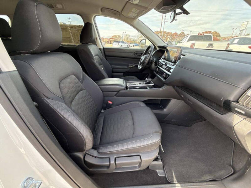 2025 Nissan Pathfinder SV