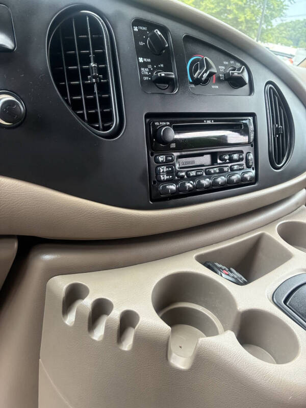 2001 Ford E-Series E-150 XLT