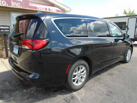 2023 Chrysler Voyager LX