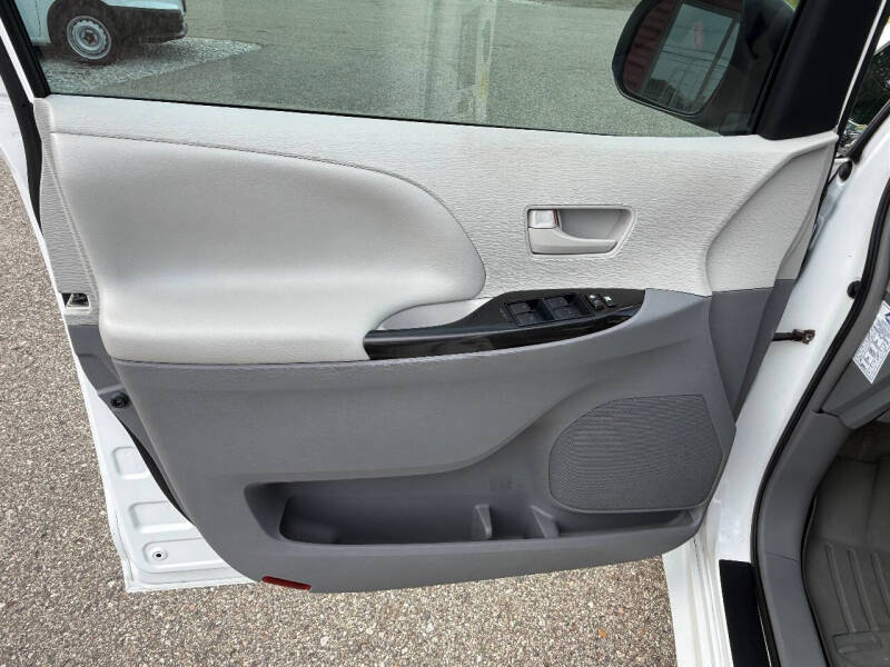 2011 Toyota Sienna Base 7-Passenger