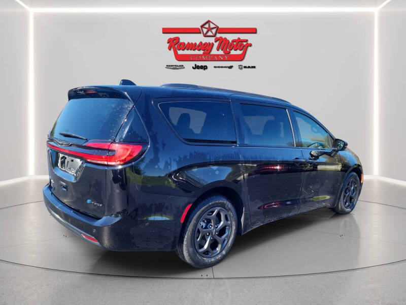 2024 Chrysler Pacifica Plug-In Hybrid Select