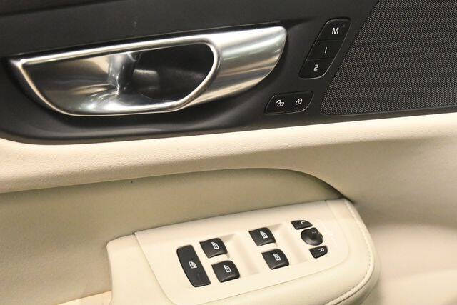 2024 Volvo S60 B5 Core Dark Theme