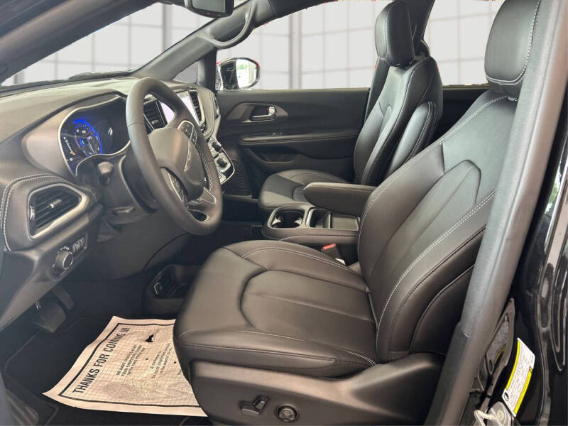 2027 Chrysler Pacifica Select