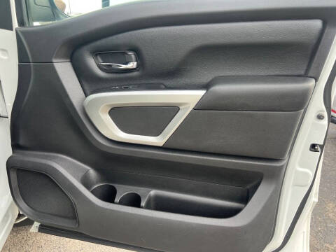 2017 Nissan Titan SV