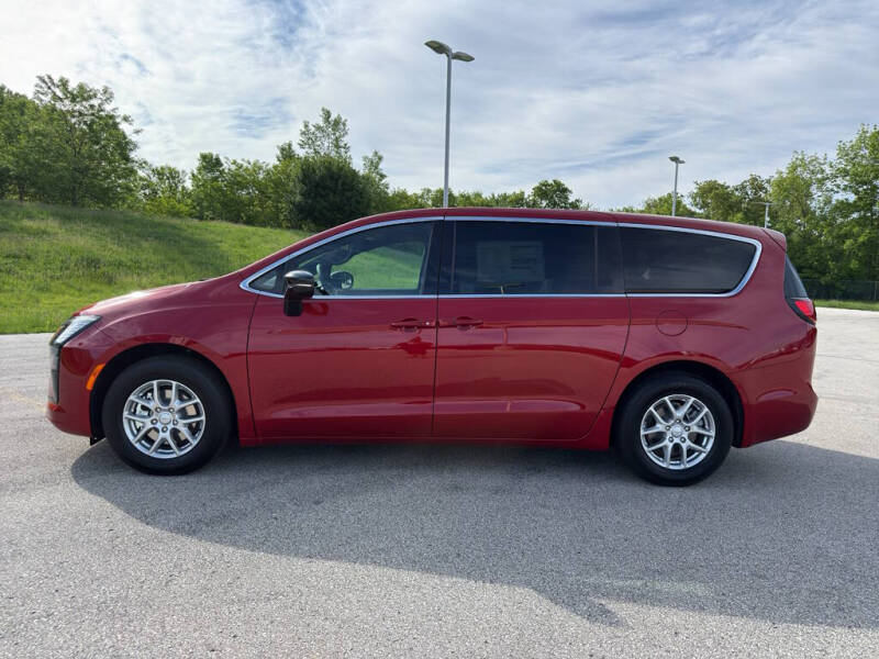 2027 Chrysler Pacifica Select