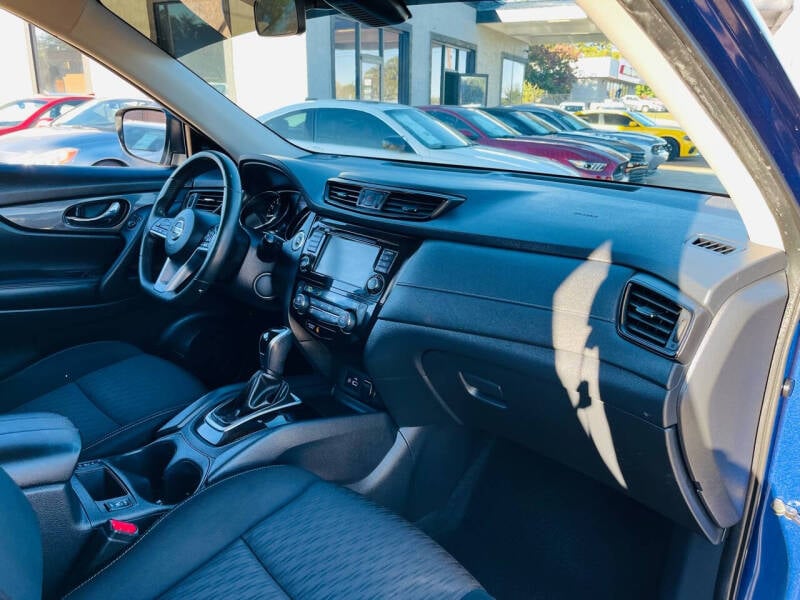 2019 Nissan Rogue SV photo 17