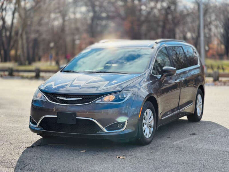 2017 Chrysler Pacifica Touring-L's photo