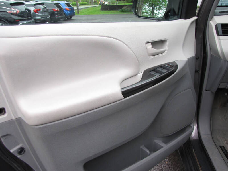 2013 Toyota Sienna LE 7-Passenger