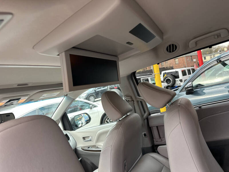 2017 Toyota Sienna XLE Premium 7-Passenger