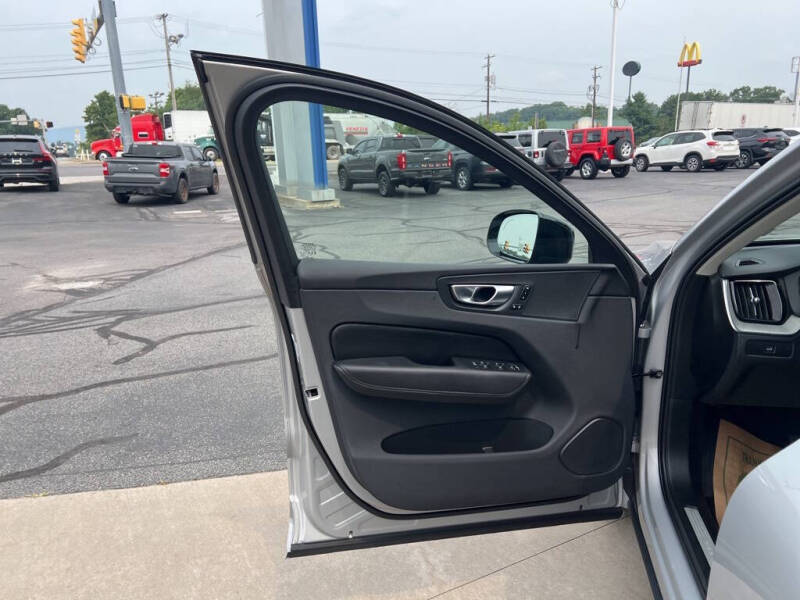 2025 Volvo XC60 B5 Plus Dark Theme