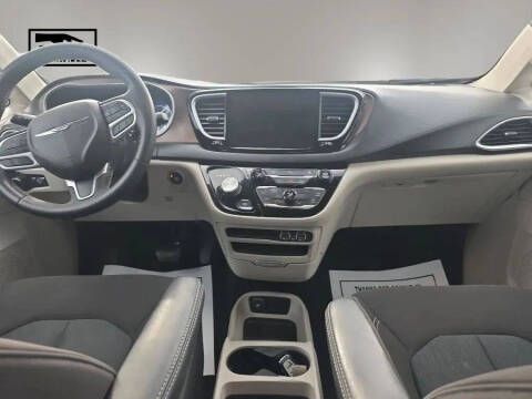 2022 Chrysler Voyager LX