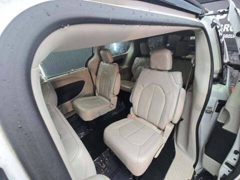 2017 Chrysler Pacifica Touring-L