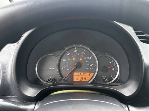 2012 Toyota Yaris 5-Door LE