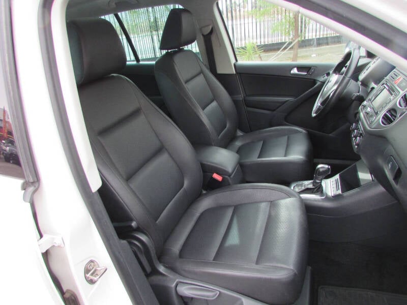 2011 Volkswagen Tiguan SE photo 15