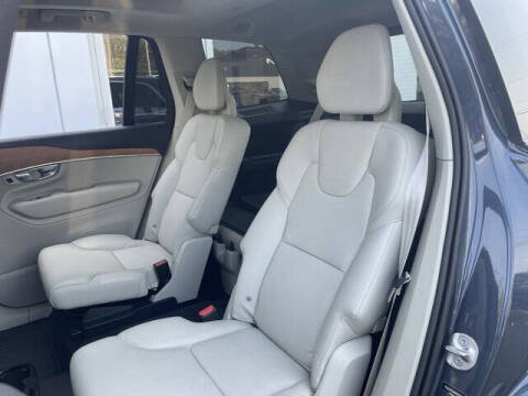2022 Volvo XC90 T6 Momentum 6-Passenger