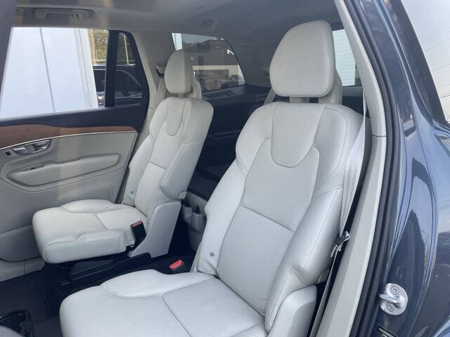 2022 Volvo XC90 T6 Momentum 6-Passenger