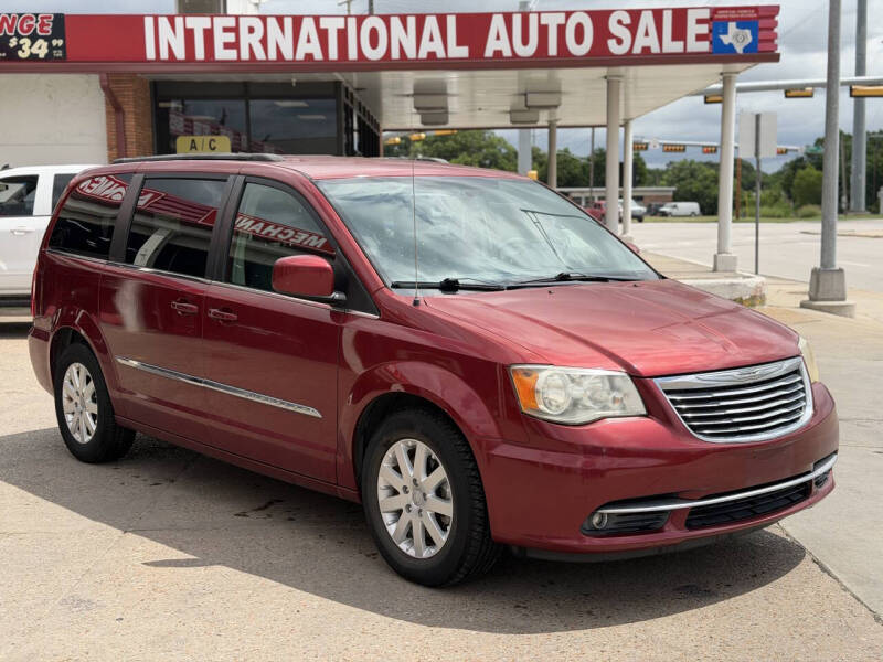 2014 Chrysler Town & Country Touring's photo