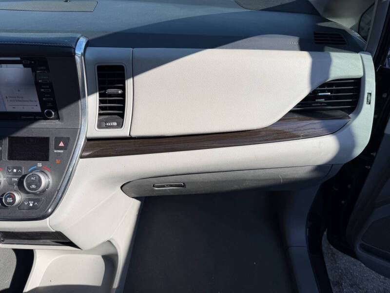 2019 Toyota Sienna XLE 7-Passenger Auto Access Seat