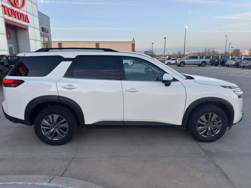 2025 Nissan Pathfinder SV