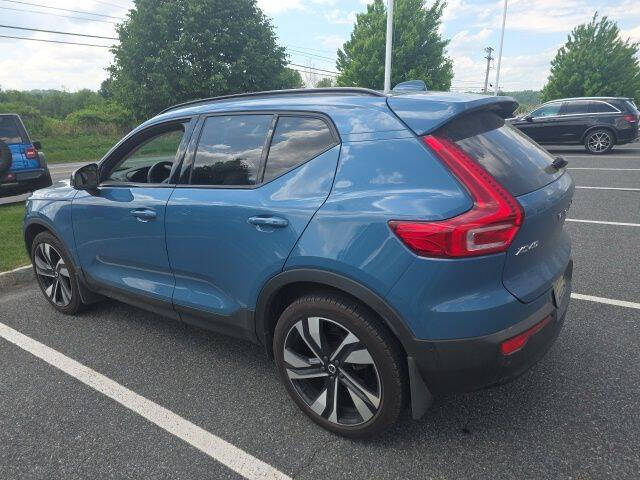 2025 Volvo XC40 B5 Ultra Dark Theme