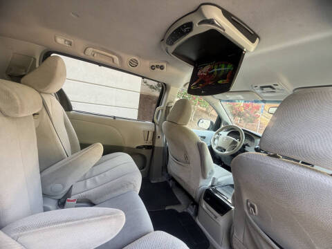 2012 Toyota Sienna LE 8-Passenger