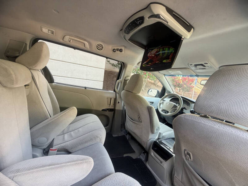 2012 Toyota Sienna LE 8-Passenger