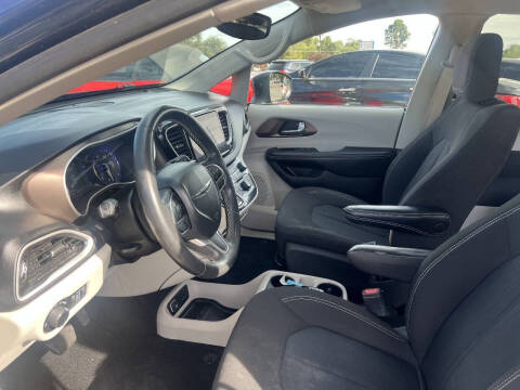 2022 Chrysler Voyager LX