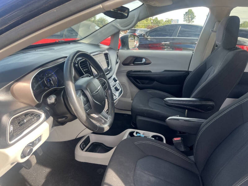 2022 Chrysler Voyager LX