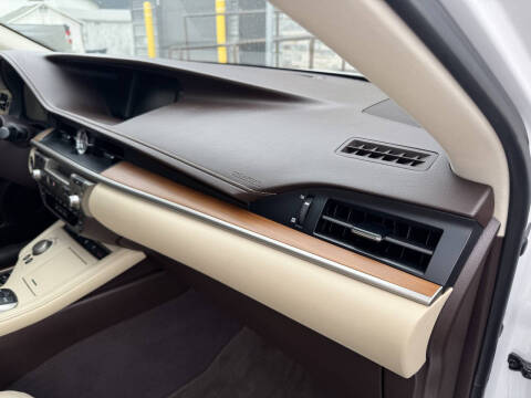 2016 Lexus ES 300h