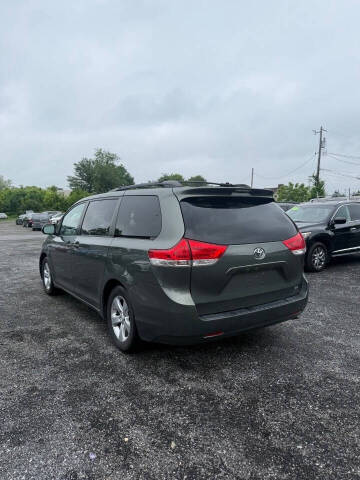 2014 Toyota Sienna LE 8-Passenger