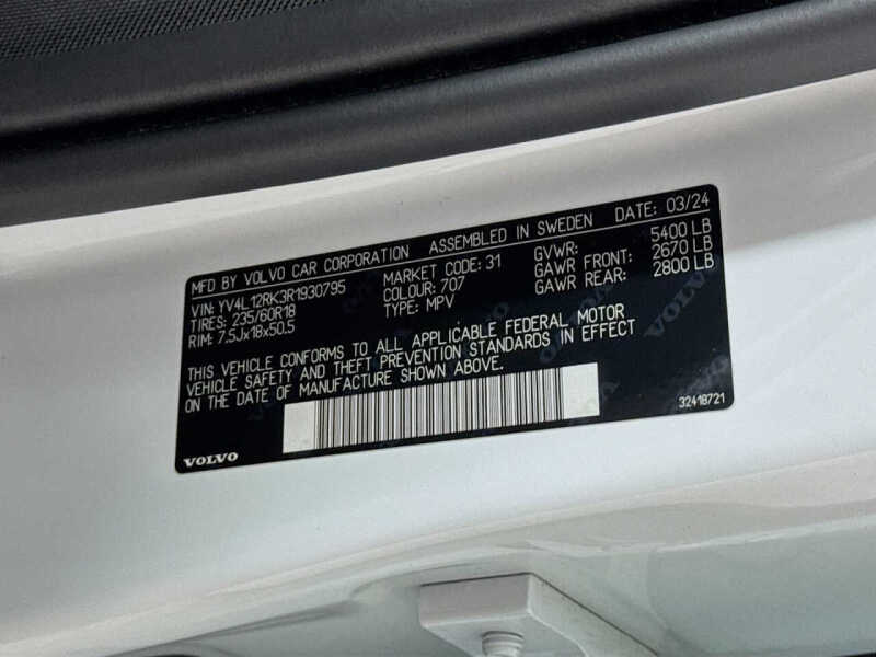 2024 Volvo XC60 B5 Core Dark Theme