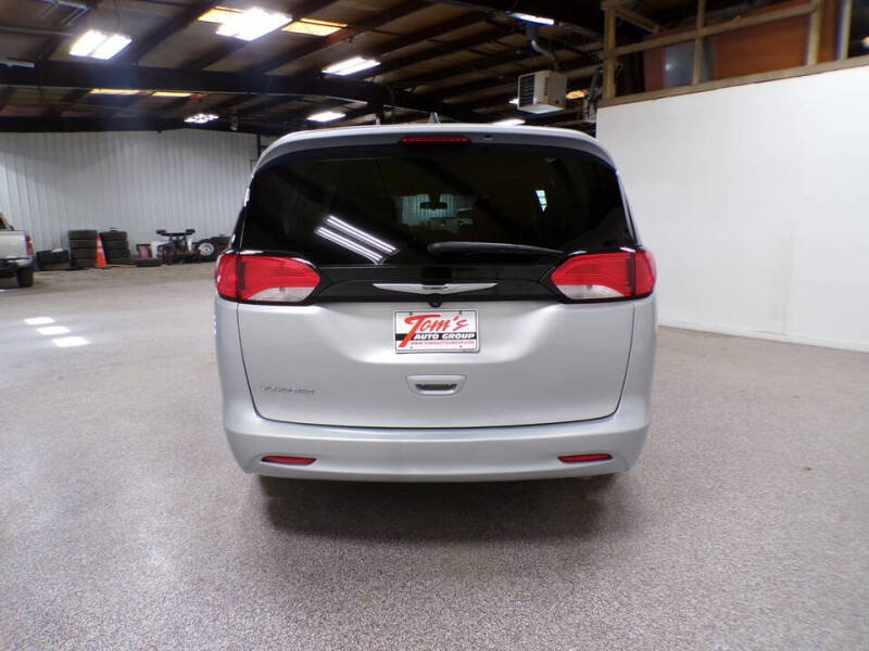 2022 Chrysler Voyager LX