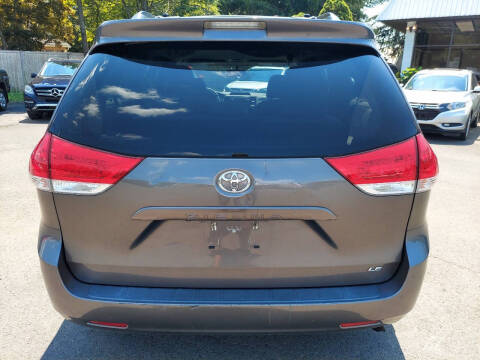 2014 Toyota Sienna LE 7-Passenger Auto Access Seat