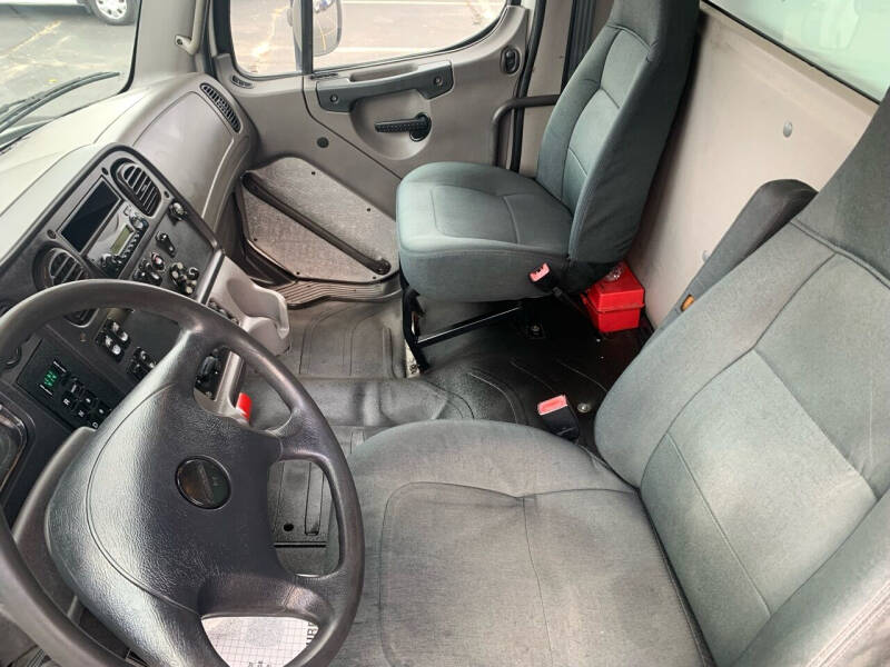 2012 Freightliner M2 106