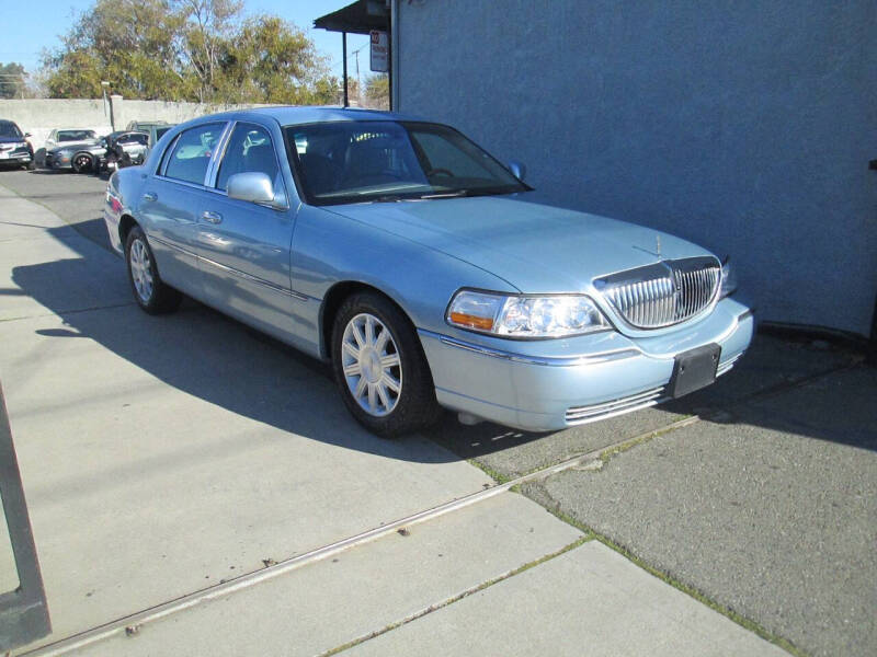 2011 Lincoln Town Car for sale at Unique Plaza Auto Sales in Sacramento CA