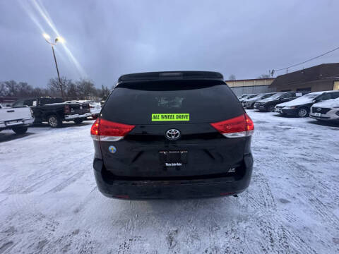 2013 Toyota Sienna LE 7-Passenger