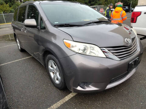 2017 Toyota Sienna LE 7-Passenger Auto Access Seat