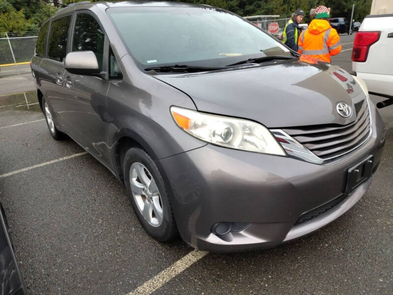 2017 Toyota Sienna LE 7-Passenger Auto Access Seat