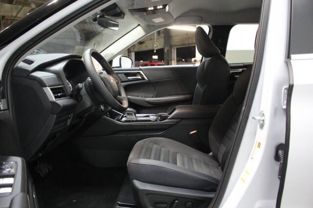 2025 Mitsubishi Outlander SE