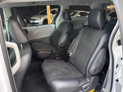 2011 Toyota Sienna SE 8-Passenger