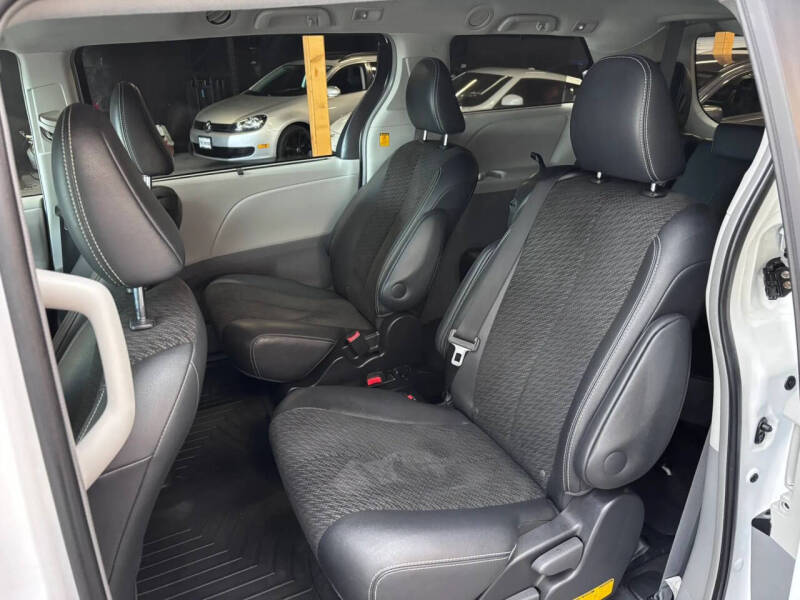 2011 Toyota Sienna SE 8-Passenger