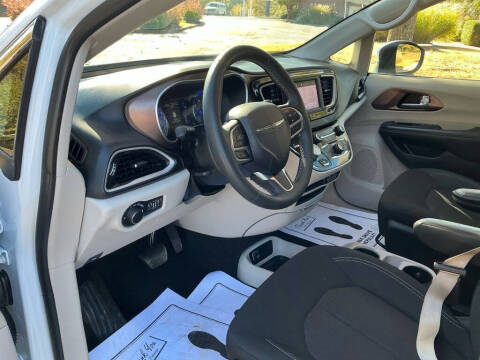 2022 Chrysler Voyager LX