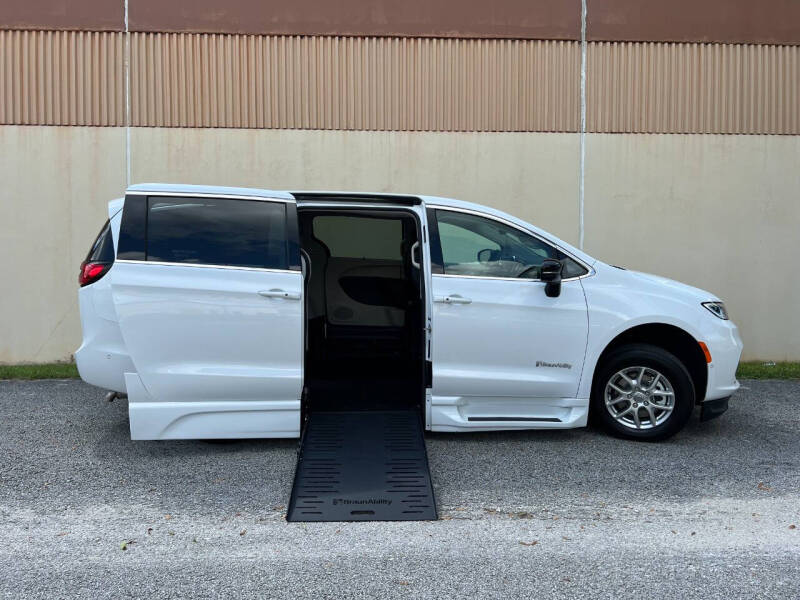 2024 Chrysler Pacifica Touring L