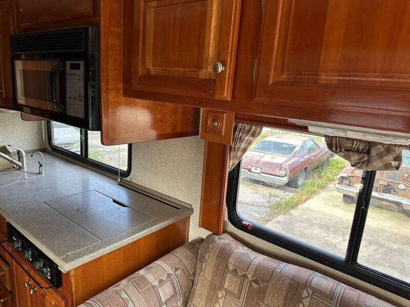 2005 Freightliner XC Chassis