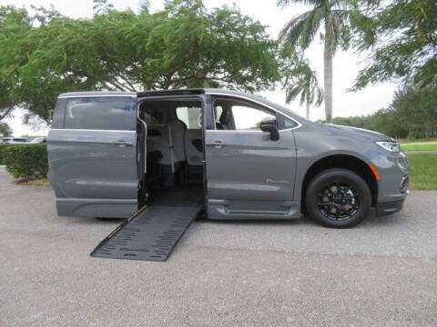 2024 Chrysler Pacifica Touring L